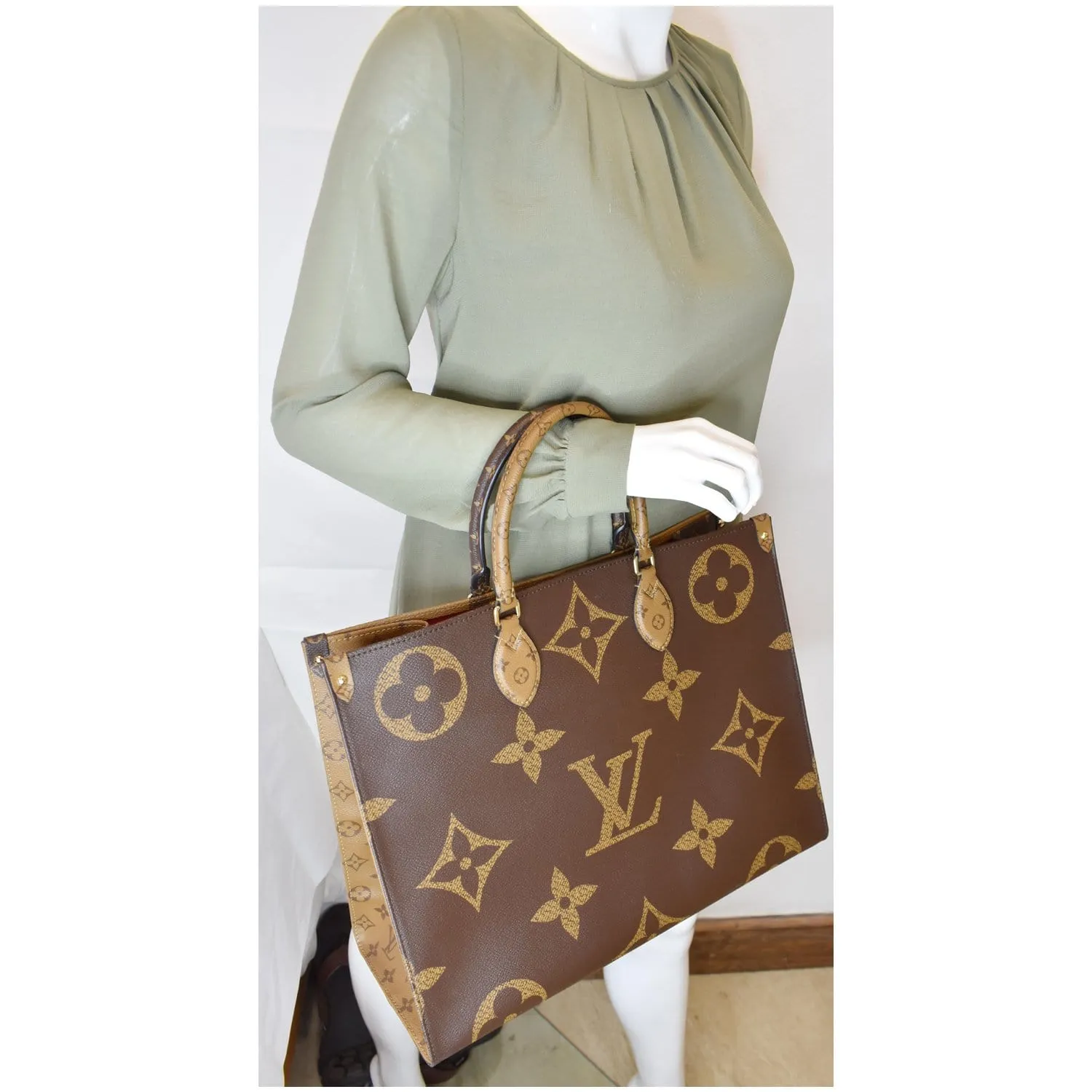 LOUIS VUITTON Onthego GM Reverse Monogram Giant Canvas Shoulder Bag Brown